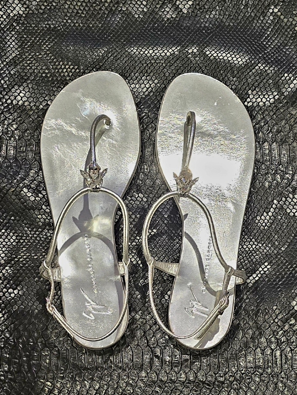 Giuseppe Zanotti Silver Metallic T-Strap Sandals - Picture 13 of 14